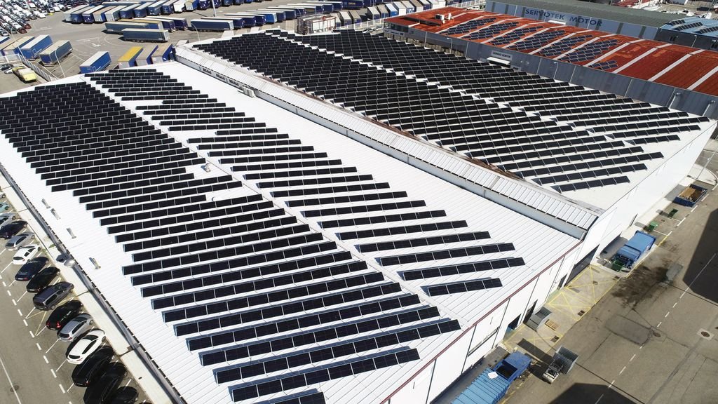La empresa instaló este año placas fotovoltaicas en la cubierta de Iberconsa.
