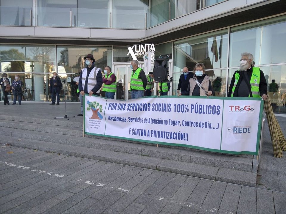 La protesta se celebró ayer ante la sede de la Xunta en Vigo.