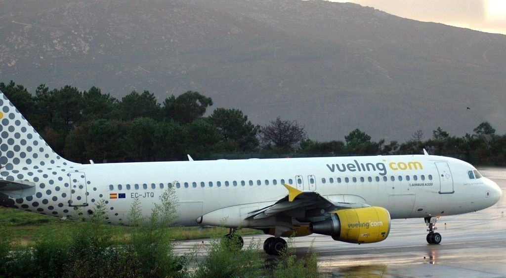 Uno de los aviones de la compañía Vueling en la pista del aeropuerto de Peinador.