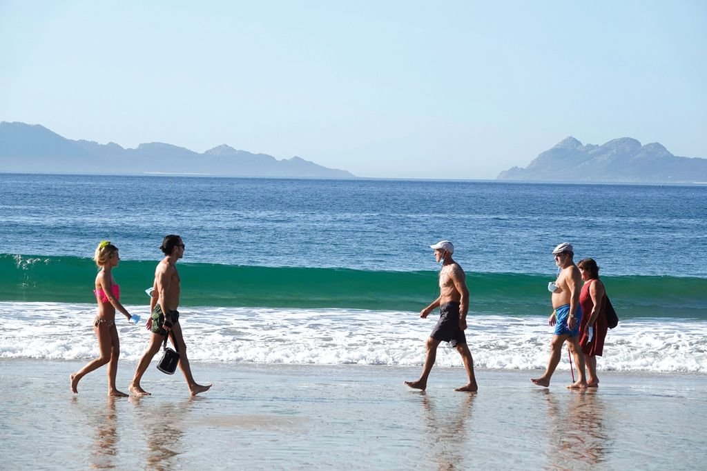 La playa de Samil, ayer, con visitantes en traje de baño aprovechando el sol y las buenas temperaturas.