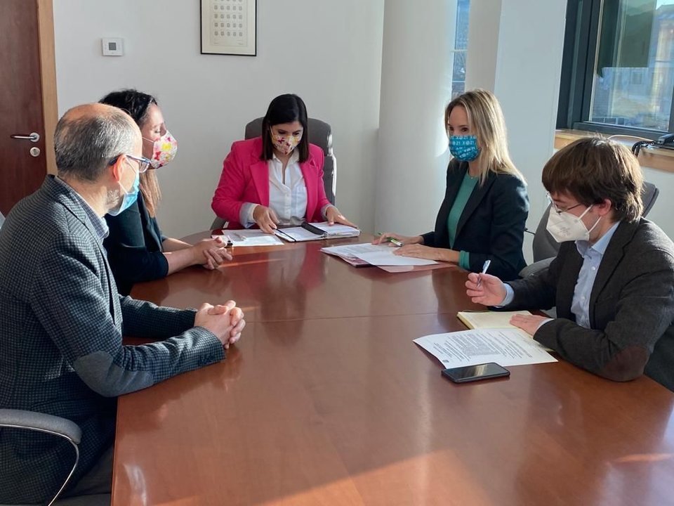 La alcaldesa de Moaña, Leticia Santos, en la reunión con la delegada de la Xunta en Vigo, Fernández-Tapias.