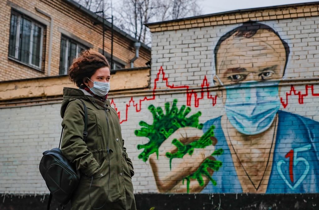 Una mujer pasea con mascarilla por un barrio de Moscú, Rusia.