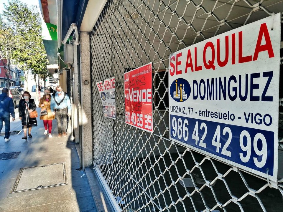 Las verjas echadas con carteles de ‘se vende’ o ‘se alquila’ se multiplican en Vigo, sobre todo en bajos antes utilizados por bares o comercios.