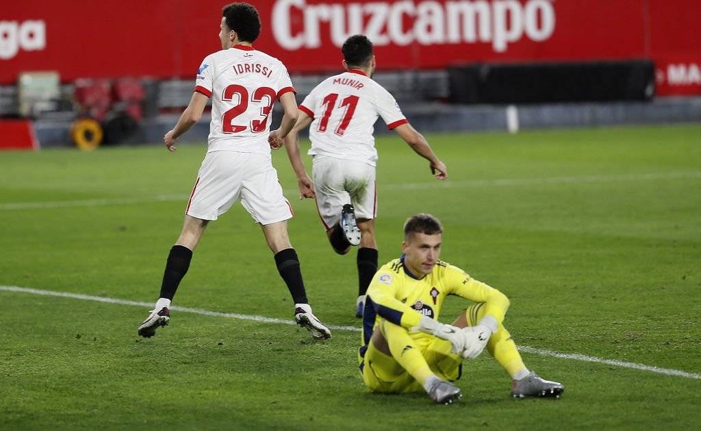 Rubén Blanco, que tuvo una buena actuación pese a los cuatro goles encajados, se lamenta mientras Idrissi y Munir festejan.