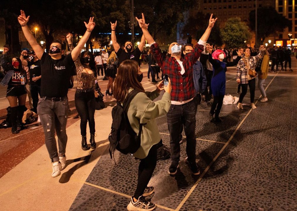 Acto festivo y reivindicativo de trabajadores del ocio nocturno en la Plaza de Catalunya de Barcelona.