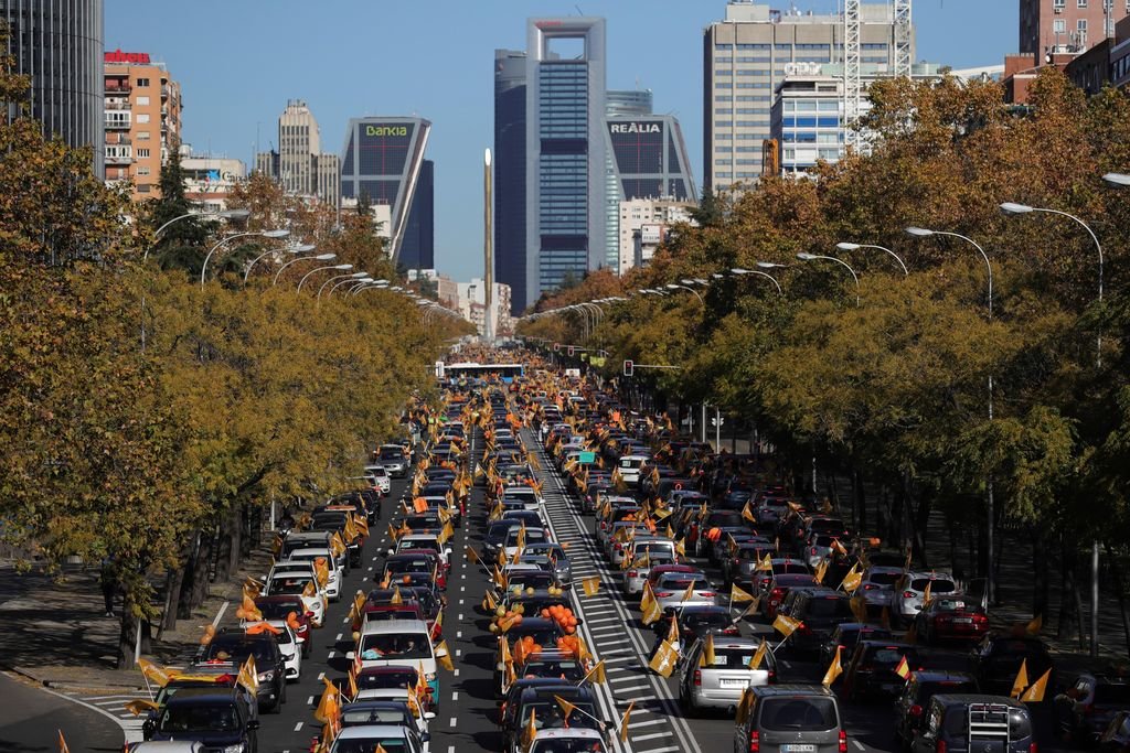 MIles de coches abarrotaron el paseo de la Castellana de Madrid durante la protesta.