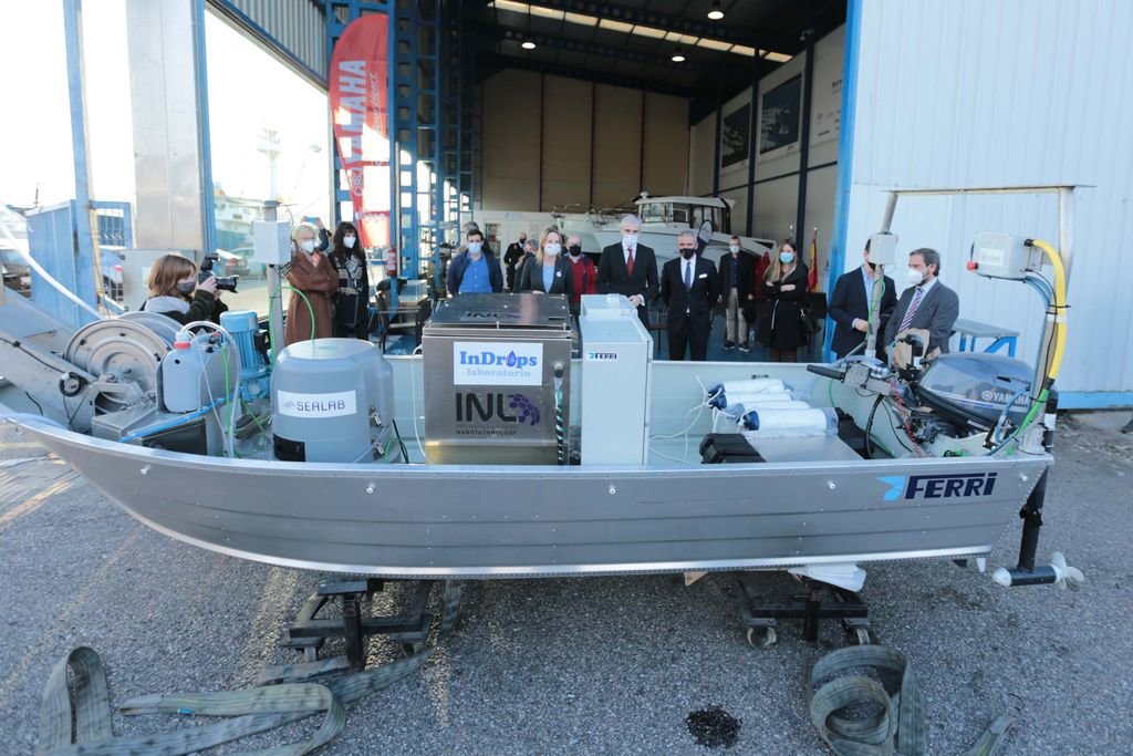 El nuevo vehículo marino autónomo de Industrias Ferri se botó en la tarde de ayer en Bouzas.