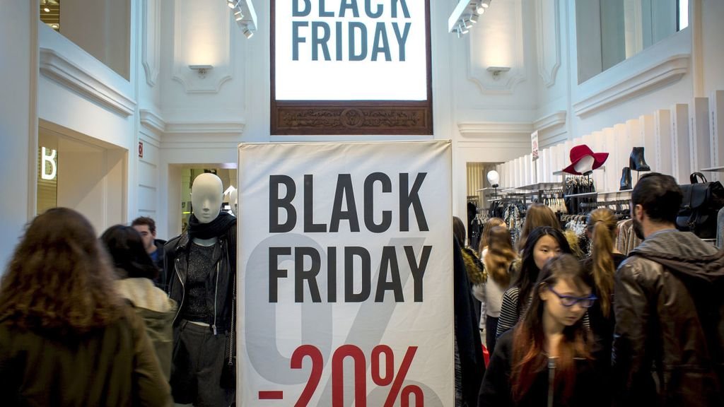 Una tienda de moda promociona los descuentos del “Black Friday".