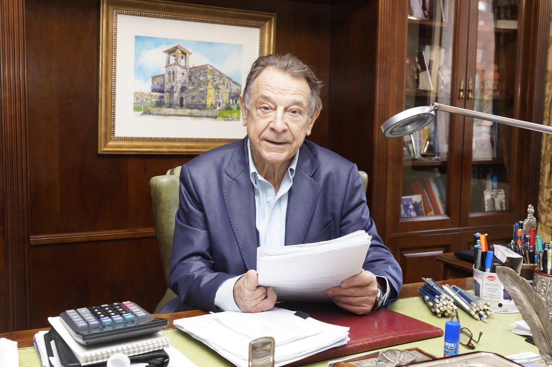 Carlos Mantilla en el despacho de su empresa en Vigo.