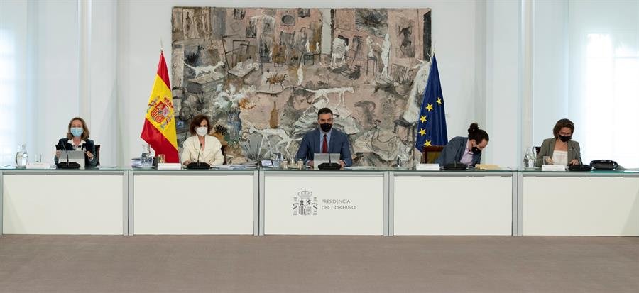 El jefe del Ejecutivo, Pedro Sánchez (c), acompañado de las vicepresidentas Nadia Calviño (i), Carmen Calvo (2i), Teresa Ribera (d), y Pablo Iglesias (2d), durante la reunión del Consejo de Ministros.