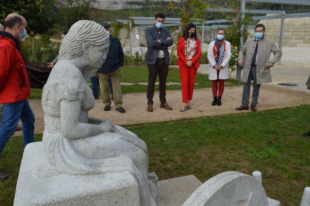 La nueva escultura ocupa un espacio de los jardines del Pazo de Mos,una finca  adquirida por la CCMM.