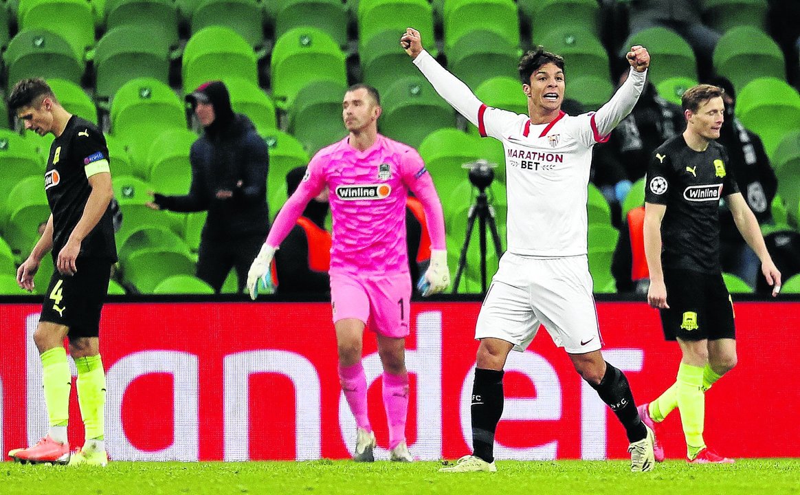 Óliver Torres celebra la victoria del Sevilla ante el Krasnodar