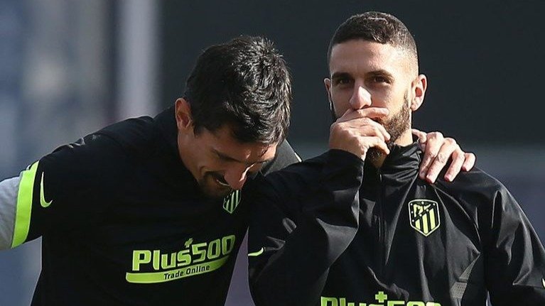 Savic y Koke charlan, ayer, en la sesión de trabajo del Atlético.