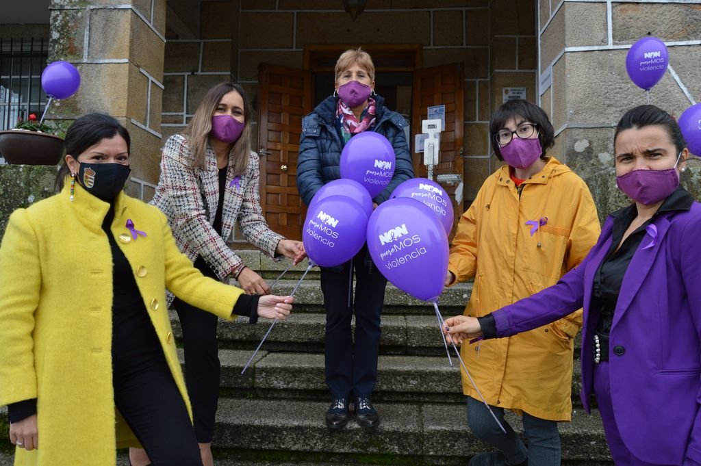 Nidia Arévalo, Sara Cebreiro y trabajadoras del CIM de Mos, ayer con globos color violeta.