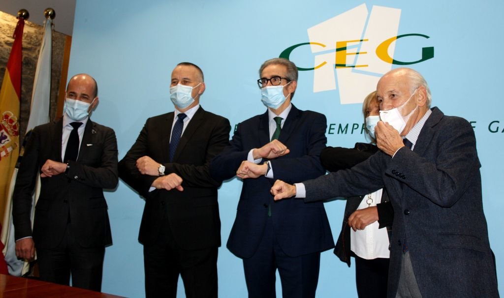 El nuevo presidente de la CEG, Díaz Barreiros (centro), con los vicepresidentes de la patronal.