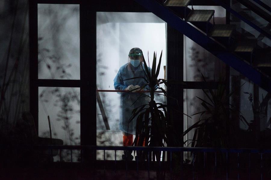 Una trabajadora sanitaria con el equipo de protección personal vista en el interior de una residencia de mayores .
