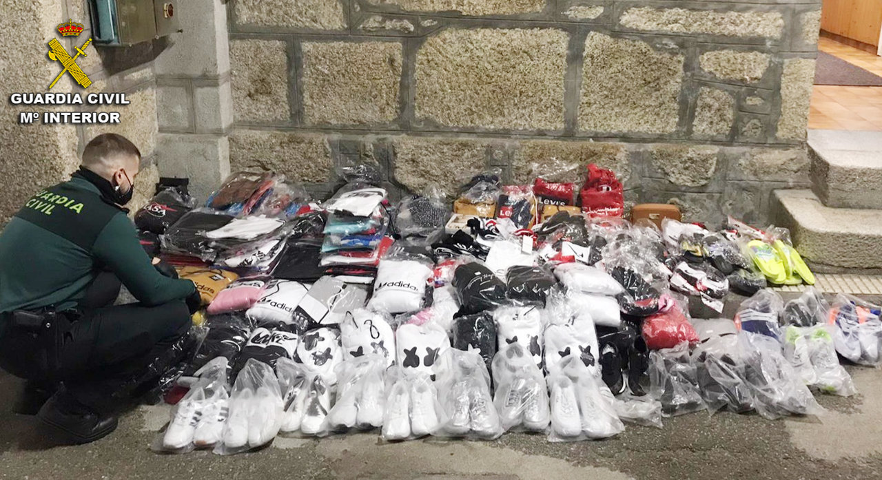 La Guardia Civil se incauta de una partida de ropa y calzado falsificado en Tui