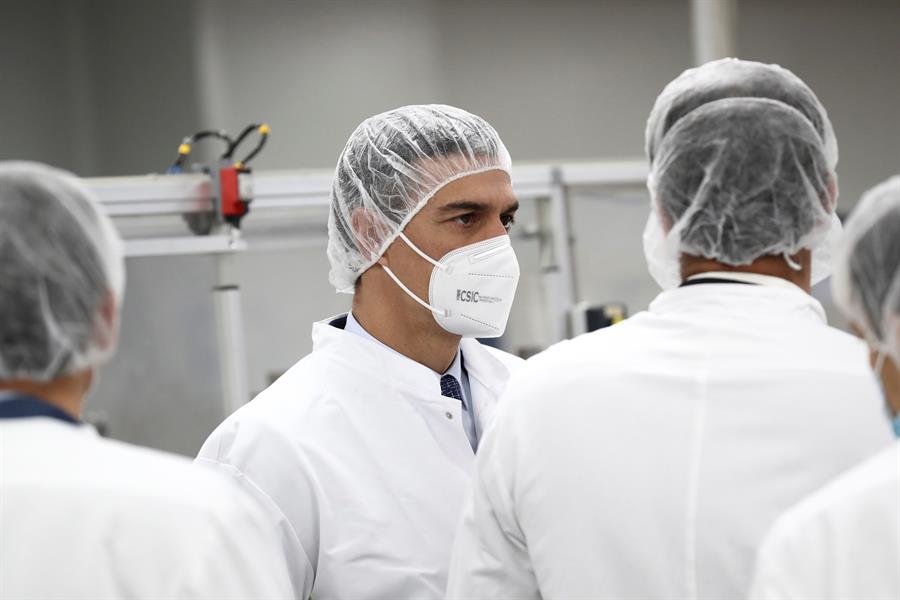 Pedro Sánchez, ha visitado este jueves en San Sebastián de los Reyes un laboratorio farmacéutico que fabricará una de las vacunas contra la covid-19.
