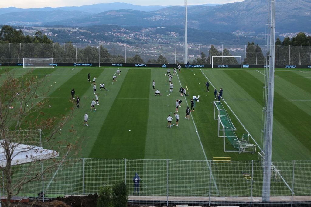 La plantilla del Celta se ejercitó ayer por la tarde, por primera vez, en las instalaciones de la nueva ciudad deportiva de Pereiras, en Mos.