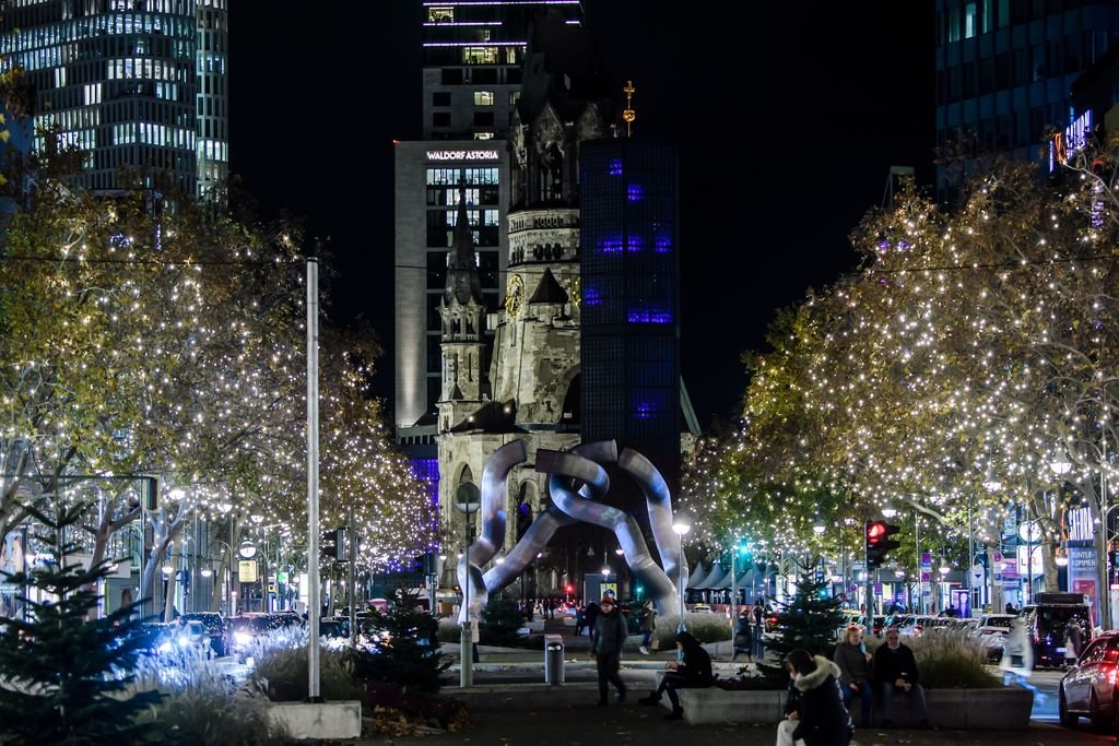 Una calle del centro de Berlín con iluminación navideña.
