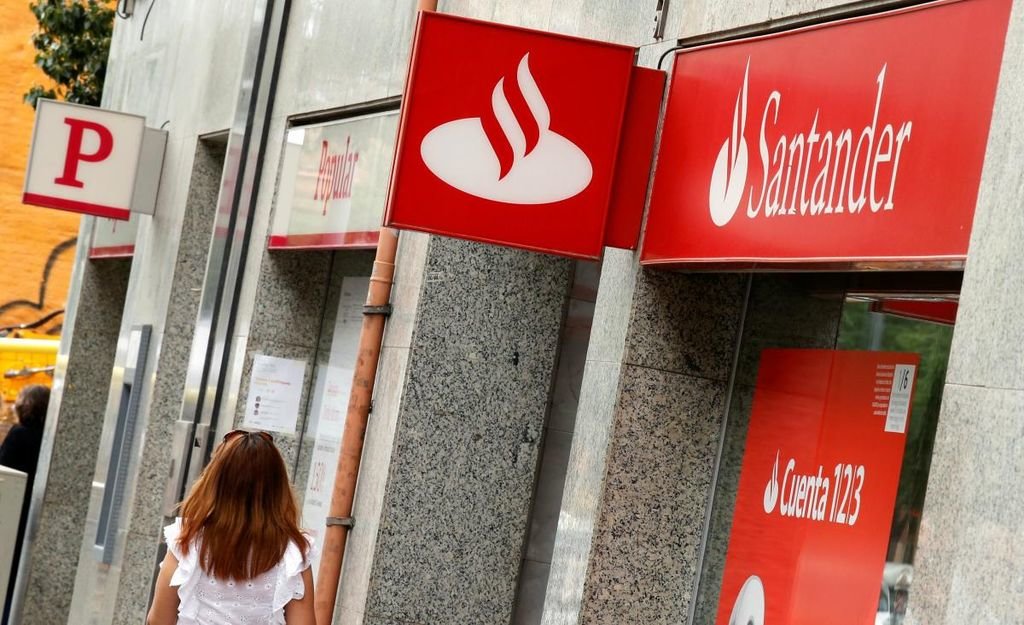 Una mujer pasa ante una oficina del Banco Santander.