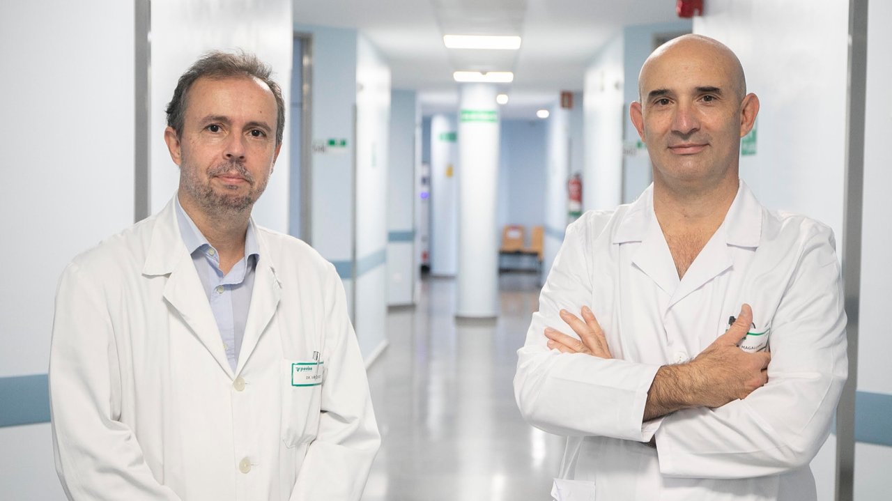 Los doctores Santiago Vázquez (izquierda), jefe de servicio de Digestivo, y Mariano Magallanes, de Radiología Intervencionista