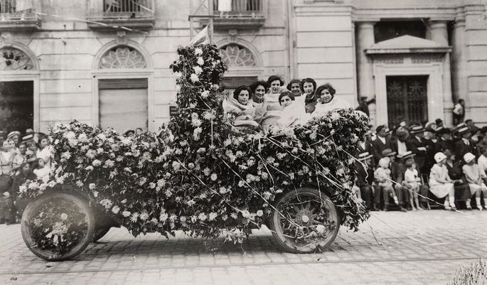 Mayo corresponde al desfile de la Batalla de las Flores a su paso por Policarpo Sanz en 1926