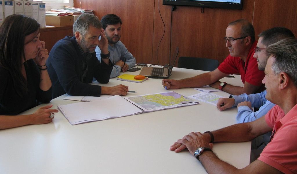 El alcalde Juan González estudia el Plan junto a miembros del gobierno y de la empresa redactora Alfonso Botana S.L.