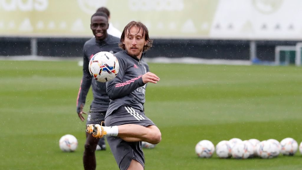 Modric toca el balón, ayer, en el entrenamiento del Real Madrid.