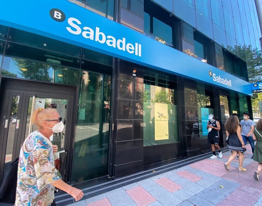 Una de las oficinas del Banco Sabadell en Madrid.