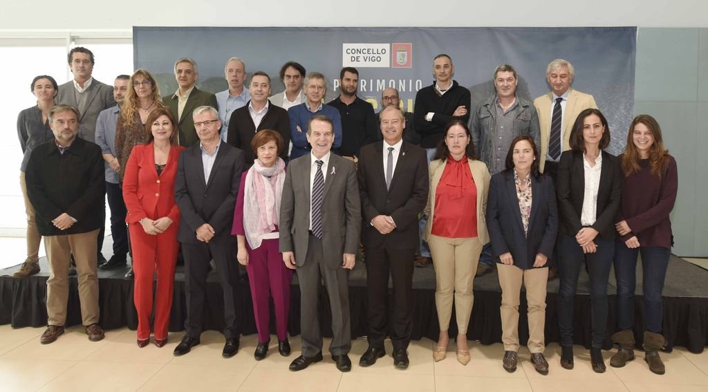 El alcalde de Vigo, Abel Caballero, con los miembros de los comités científico-técnico que trabajan en la Candidatura Cíes Patrimonio de la Humanidad Unesco.