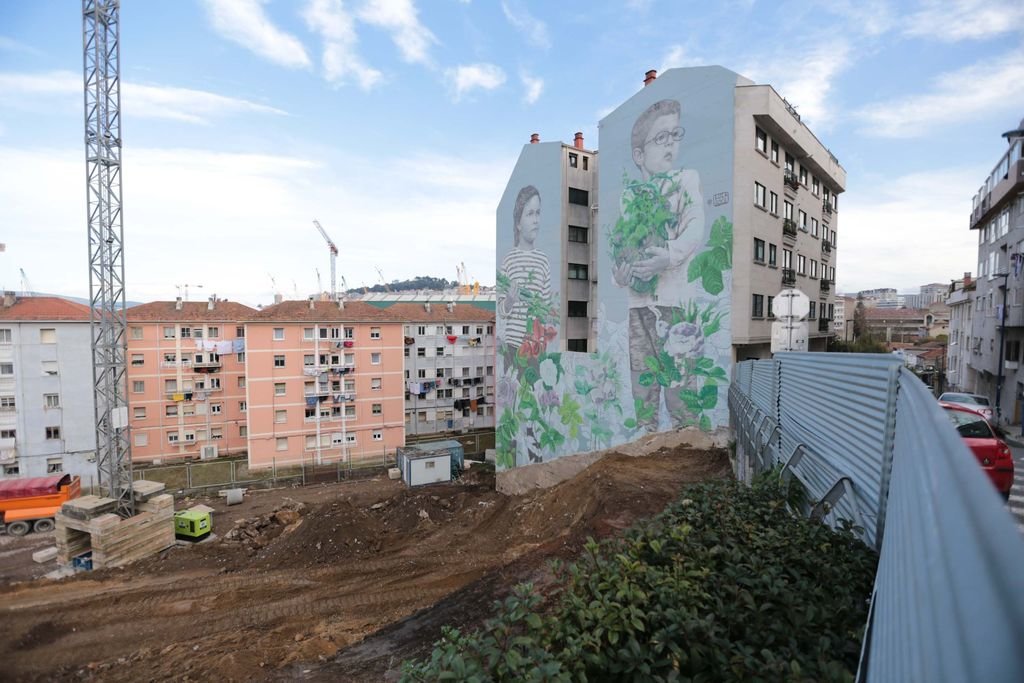 Aspecto actual del mural de Lula Goce a punto de ser tapado por un edificio.