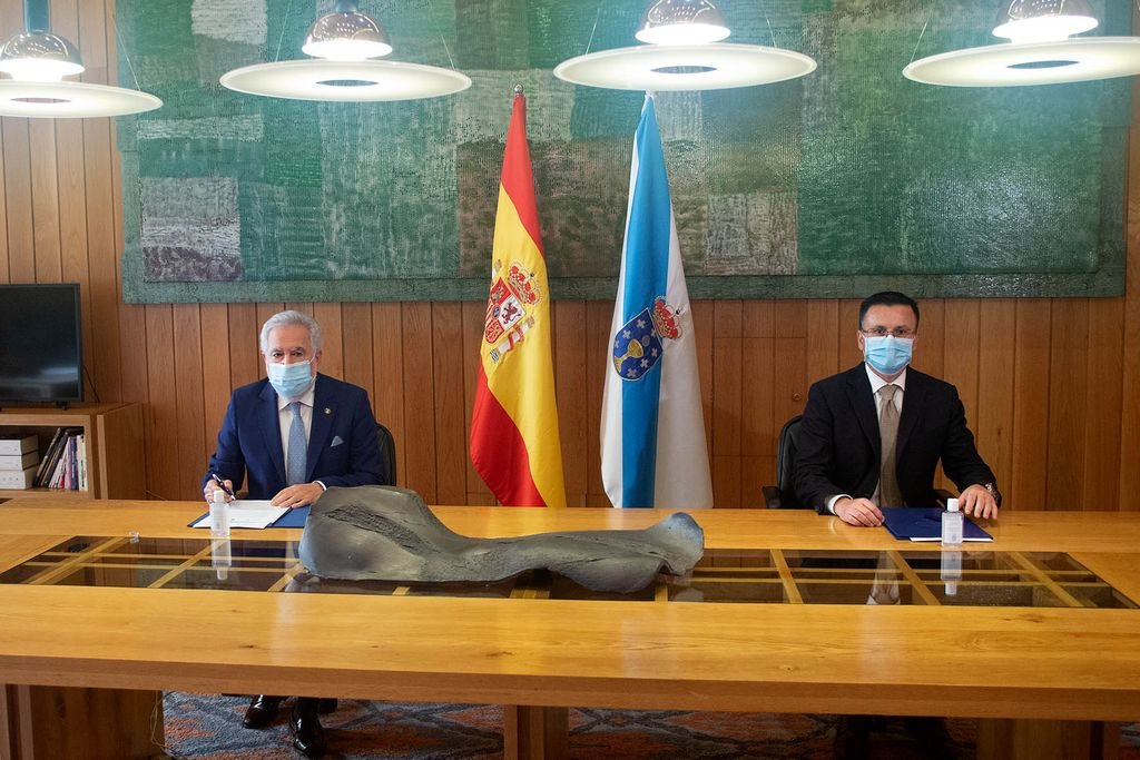 Santalices y González, durante la firma del convenio de colaboración, en Santiago.