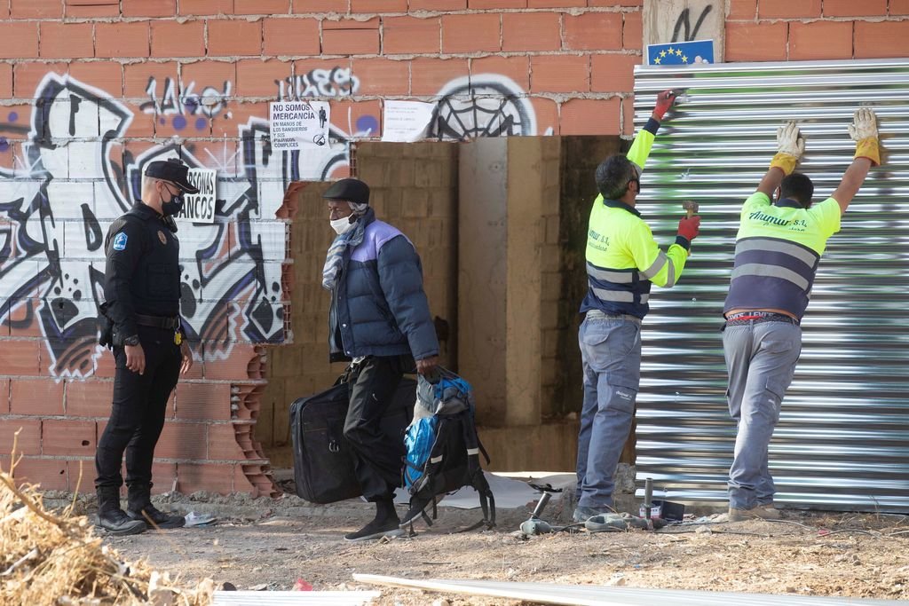 Dos operarios tapian un inmueble durante una desocupación en el barrio murciano de San Pío X.