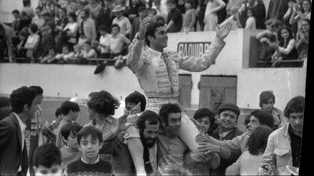Francisco Rivera "Paquirri" sale a hombros tras torear una corrida en Francia.