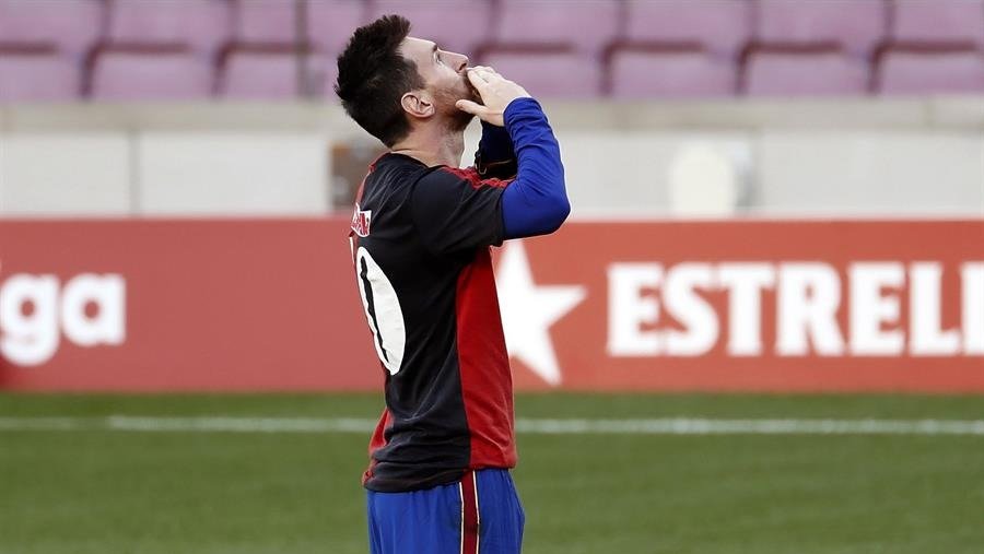 El delantero argentino del FC Barcelona Lionel Messi, celebró su gol