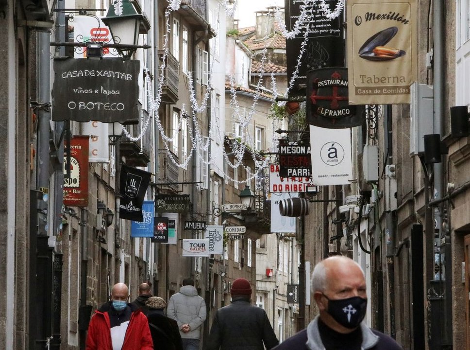 Varias personas protegidas con mascarilla, ayer en la popular Rúa do Franco de Santiago.