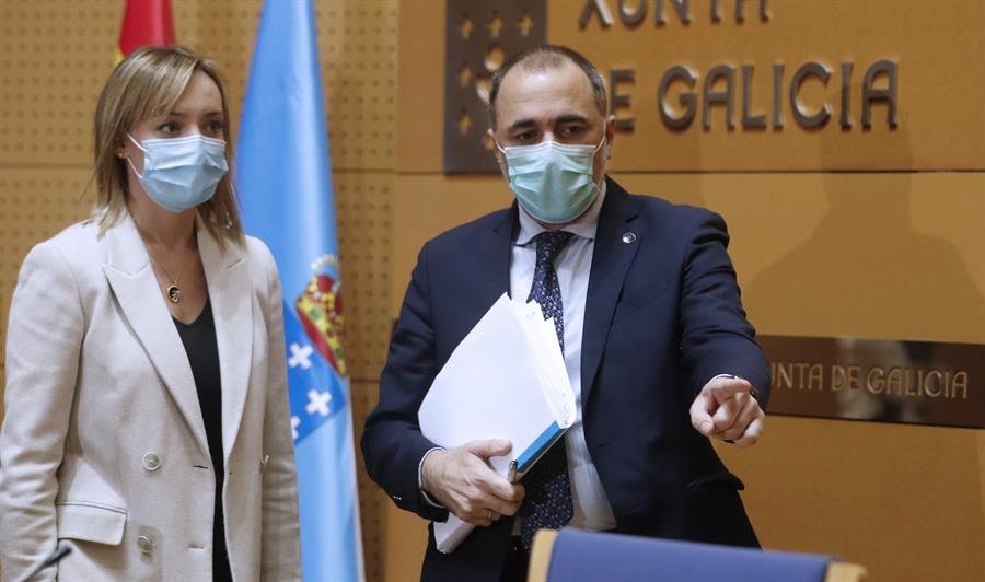 El conselleiro de Sanidad, Julio García Comesaña (d), y la conselleira de Política Social, Fabiola García