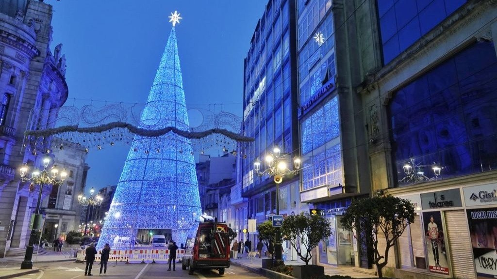 Pruebas de iluminación del Árbol de Navidad en Policarpo Sanz, durante la tarde de ayer.