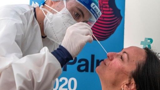 Un sanitario practica una PCR en Palma de Mallorca.