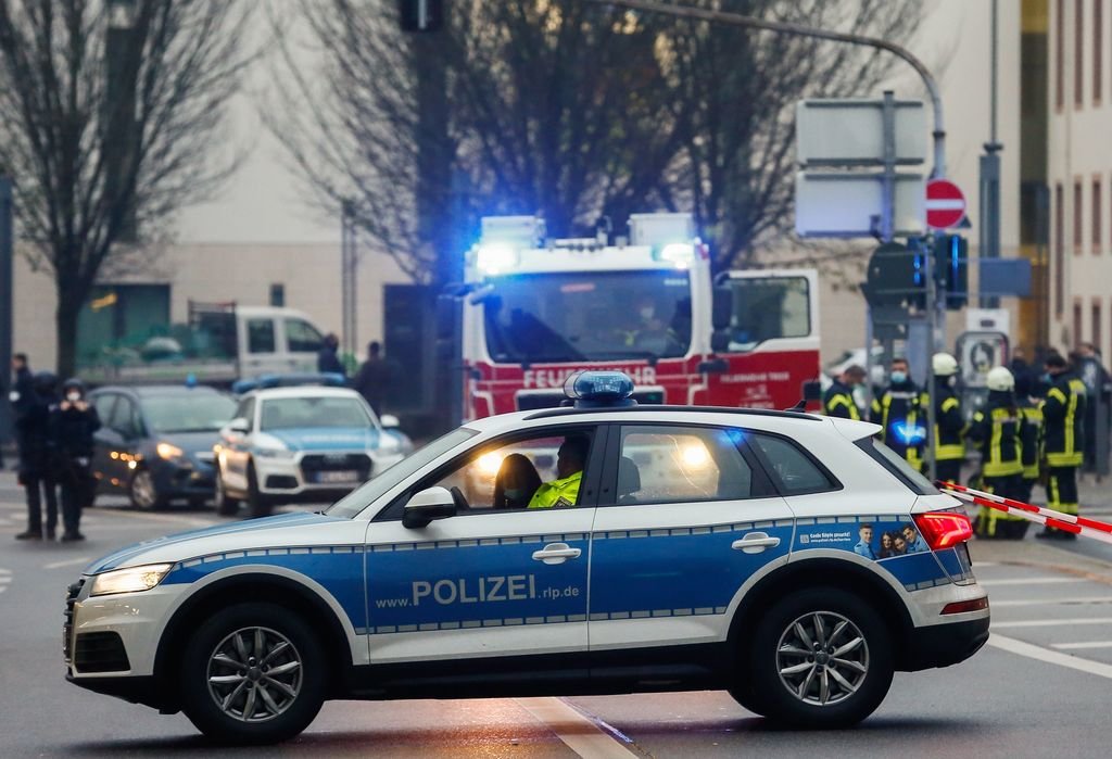 Un coche policial bloquea el acceso a una carretera de Tréveris (Alemania).
