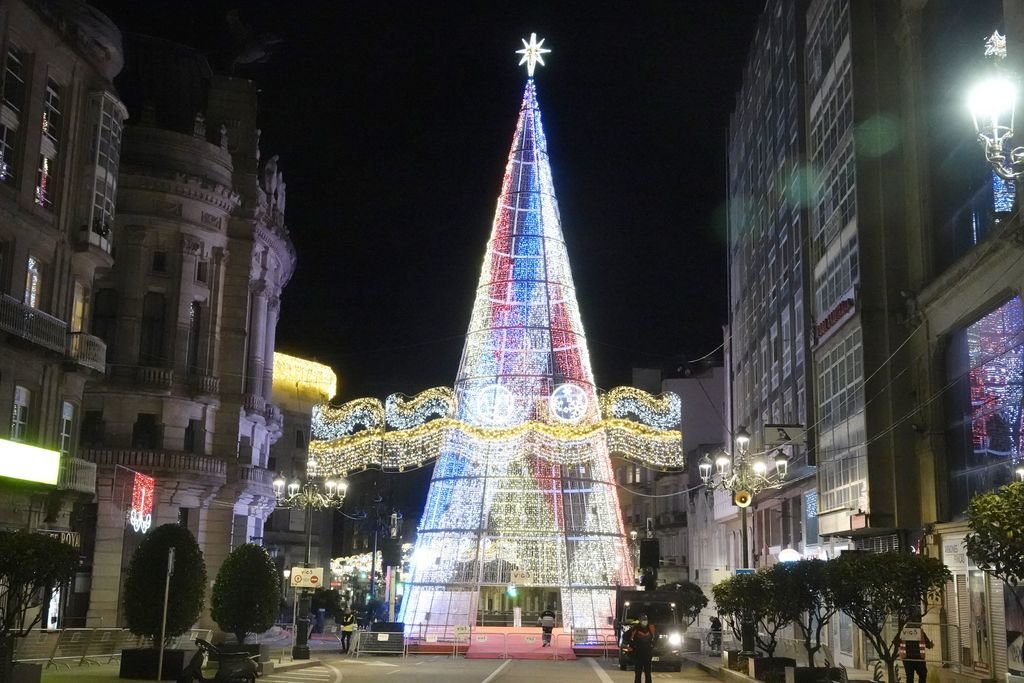 El árbol gigante de Navidad, ese año en Policarpo Sanz, por las obras de Porta do Sol.