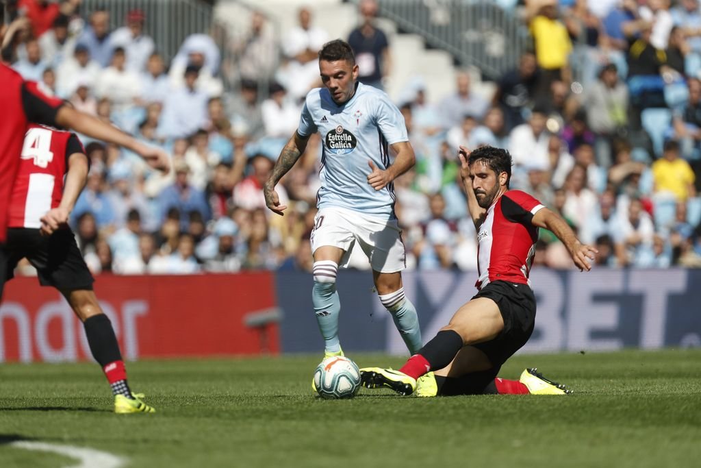 Iago Aspas conduce el balón ante Raúl García en el último partido entre Celta y Athletic en Balaídos.