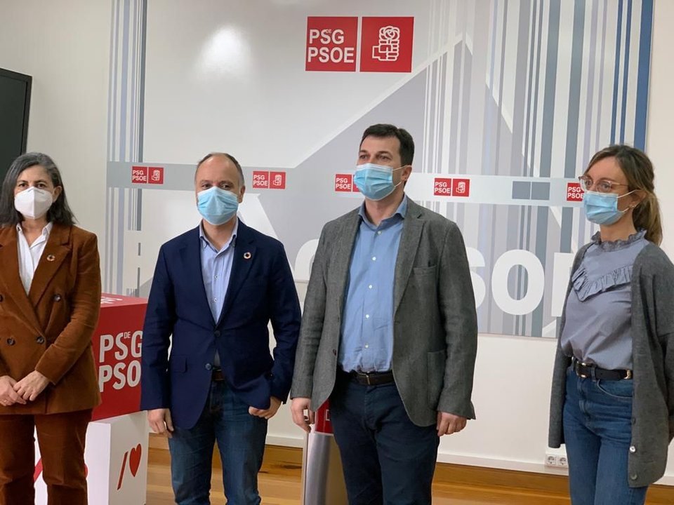 Los vigueses Regades y Gonzalo Caballero, ayer en la sede del PSOE, en Pontevedra.
