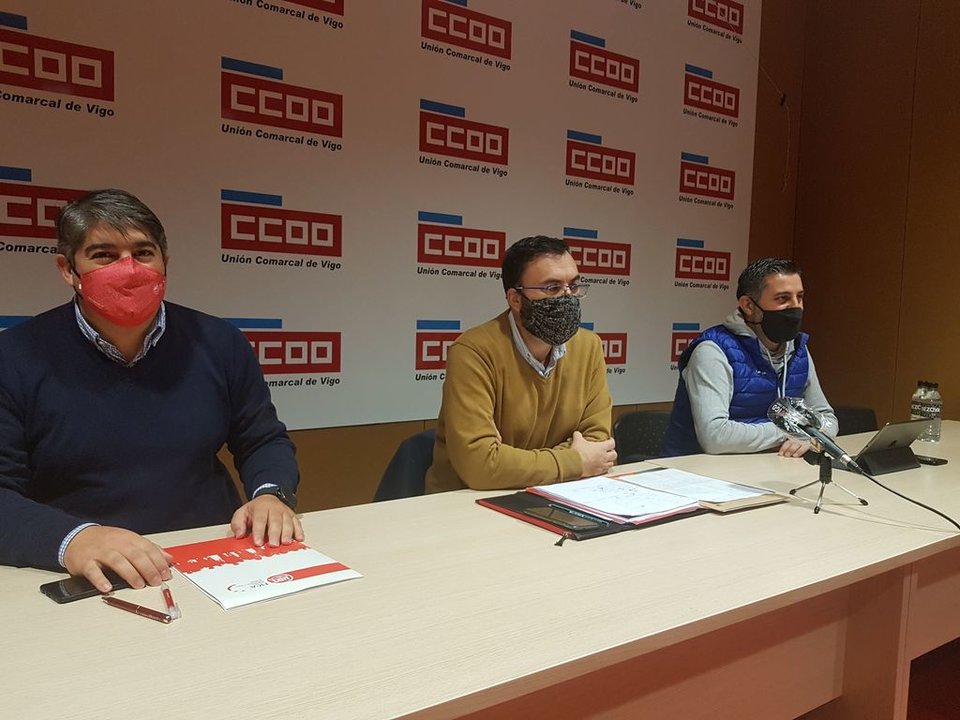 Rubén Pérez (UGT), Xulio Fernández (CIG) y Celso Carnero (CCOO), ayer.
