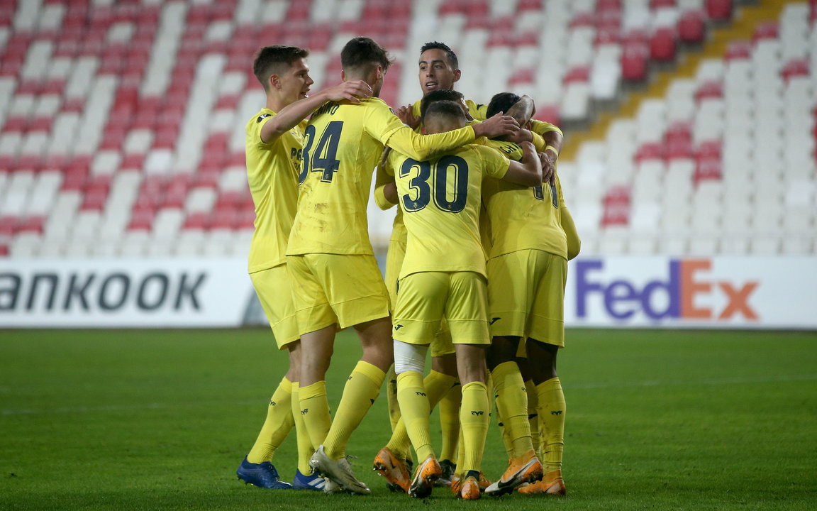 Jugadores del Villarreal celebran el gol de Chukwueze ante el Sivasspor.