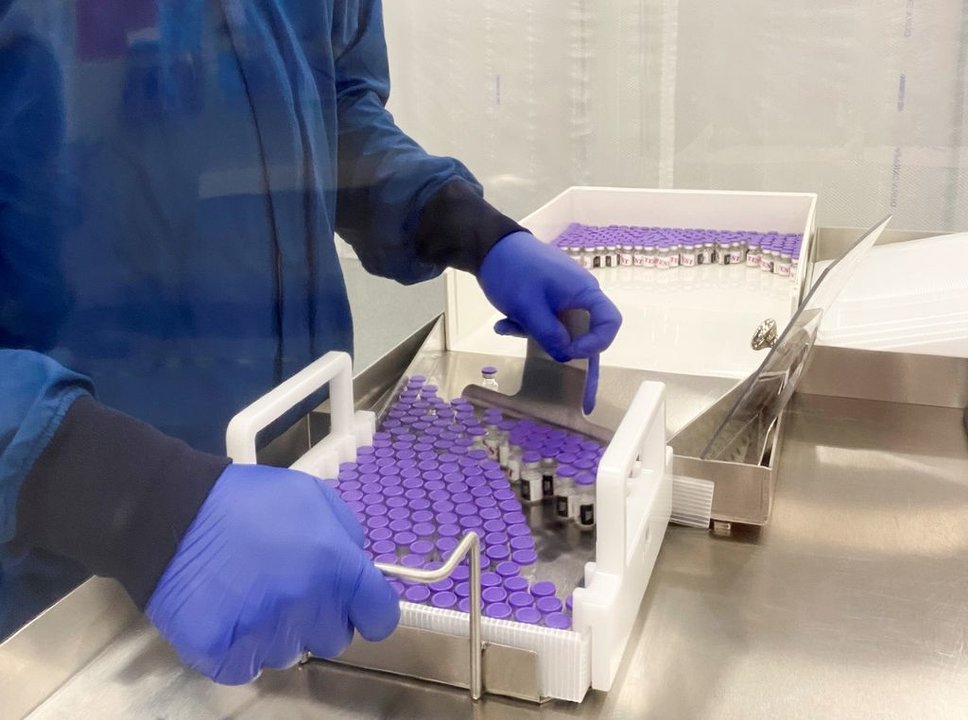 Un sanitario analiza viales de la vacuna de Pfizer para el covid-19 en un laboratorio.
