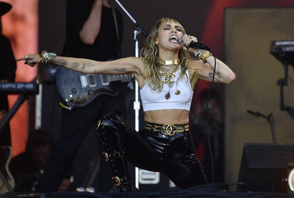 La cantante estadounidense, Miley Cyrus durante un concierto.