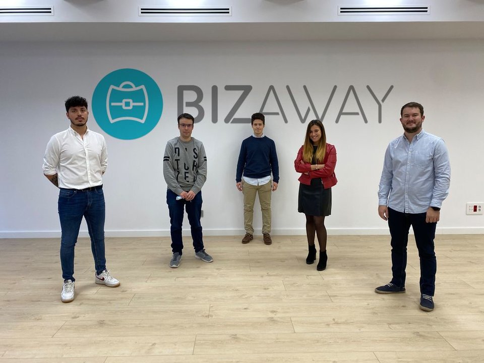 Parte del equipo vigués de la plataforma BizAway, en sus recién estrenadas oficinas de la calle Príncipe.