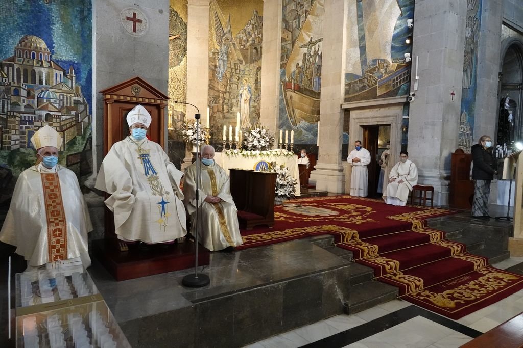 El nuncio del Papa en España sentado en la cátedra, acompañado por el obispo Luis Quinteiro y el párroco de la Colegiata, Moisés Alonso.